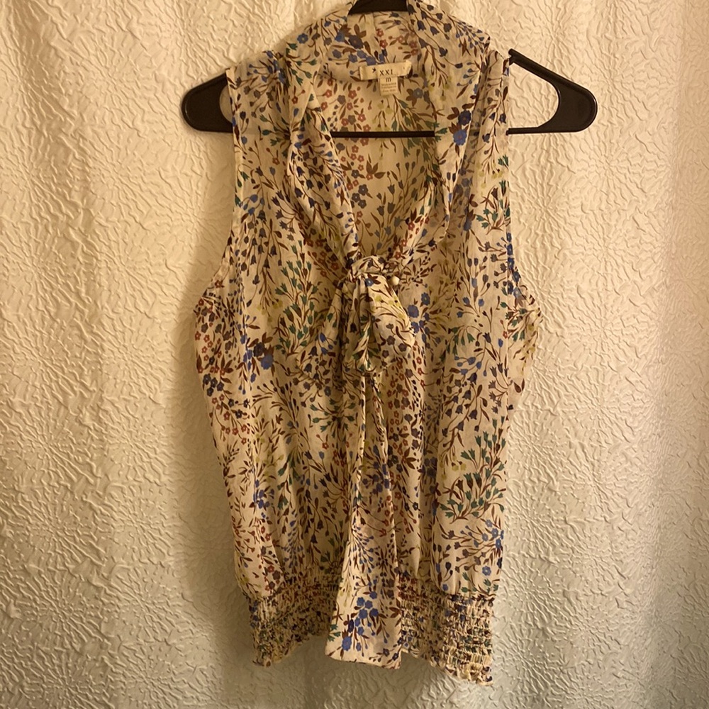 Sleeveless women’s blouse